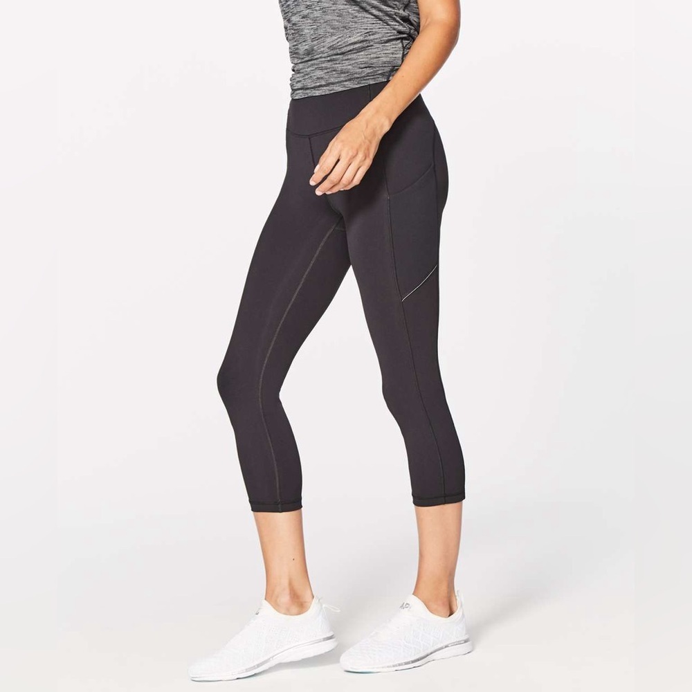 Lululemon Speed Up Crop (21") in Black Size 8